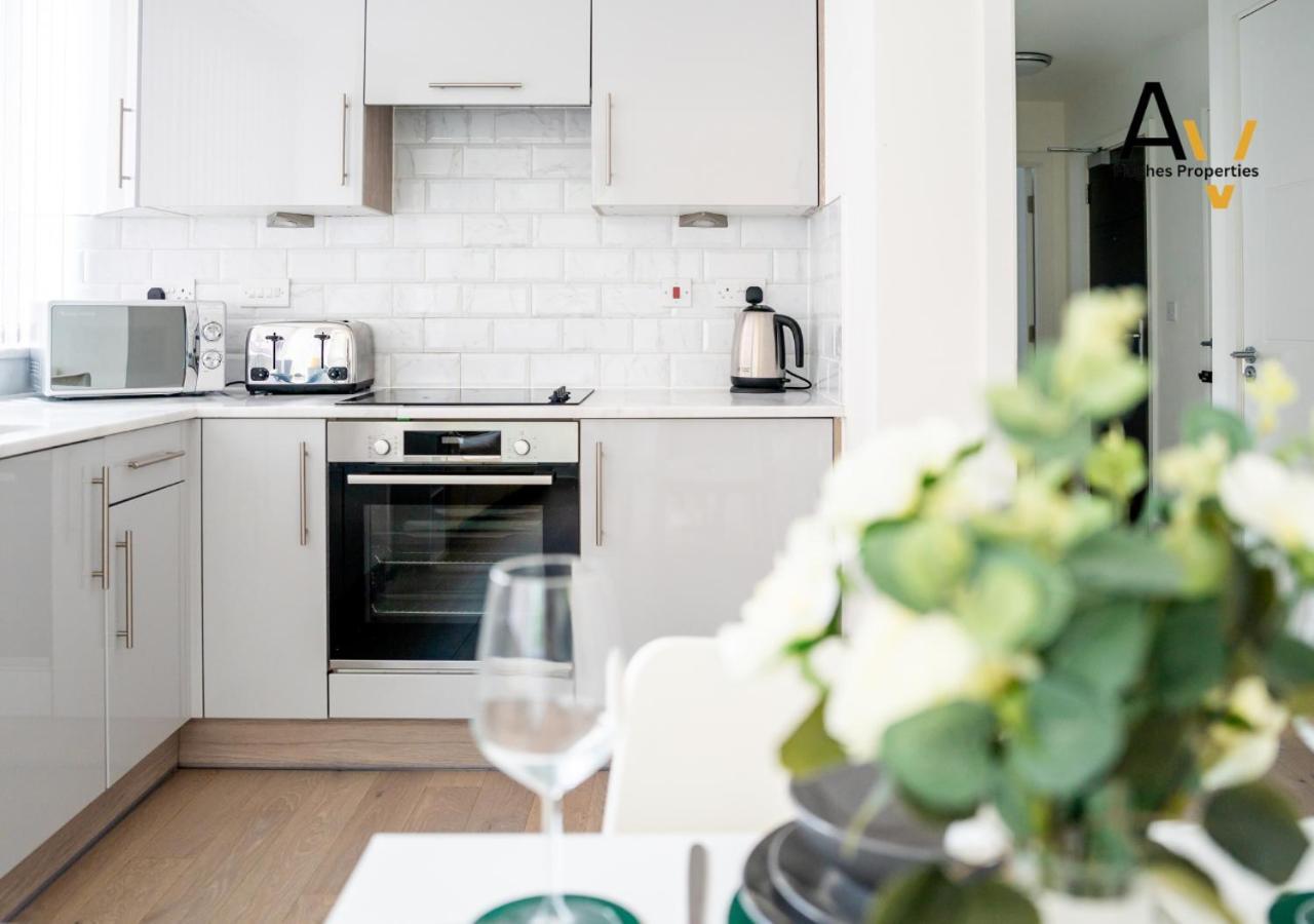 Modern Two-Bedroom Apartment - Central Location, Free Wi-Fi, Ideal For Long Stays By Av Hughes Properties Milton Keynes Esterno foto