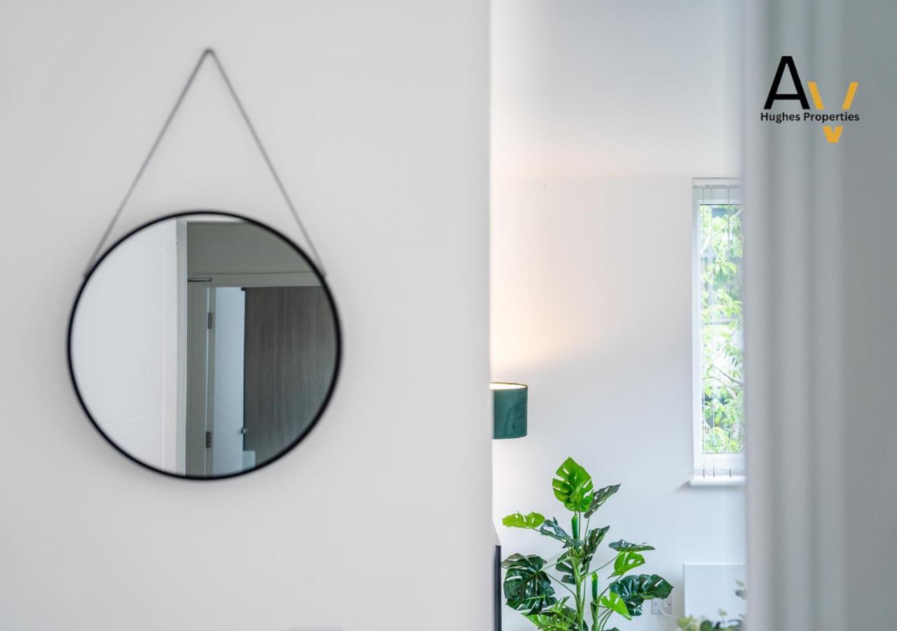 Modern Two-Bedroom Apartment - Central Location, Free Wi-Fi, Ideal For Long Stays By Av Hughes Properties Milton Keynes Esterno foto