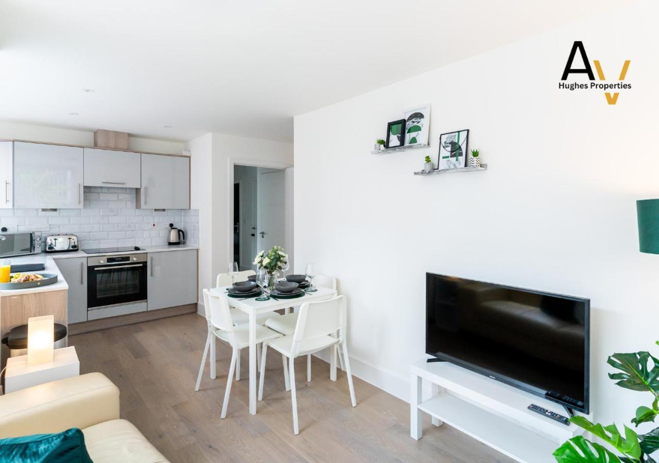 Modern Two-Bedroom Apartment - Central Location, Free Wi-Fi, Ideal For Long Stays By Av Hughes Properties Milton Keynes Esterno foto