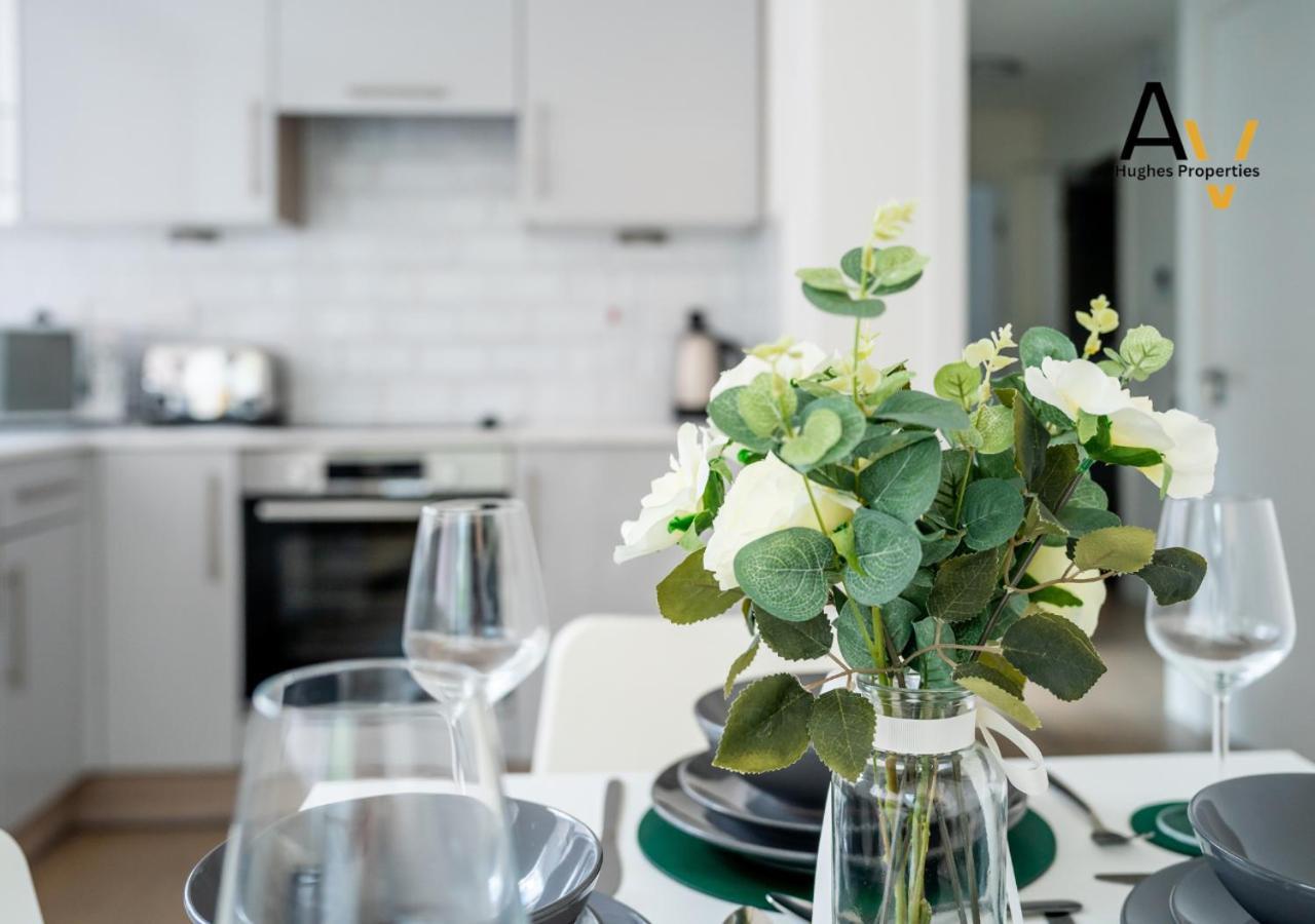 Modern Two-Bedroom Apartment - Central Location, Free Wi-Fi, Ideal For Long Stays By Av Hughes Properties Milton Keynes Esterno foto