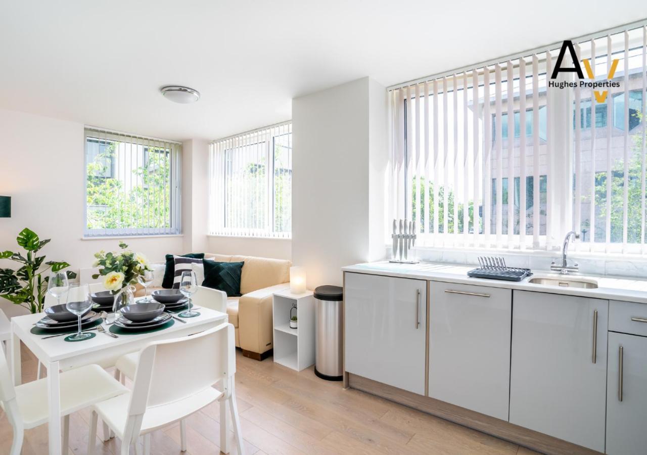 Modern Two-Bedroom Apartment - Central Location, Free Wi-Fi, Ideal For Long Stays By Av Hughes Properties Milton Keynes Esterno foto